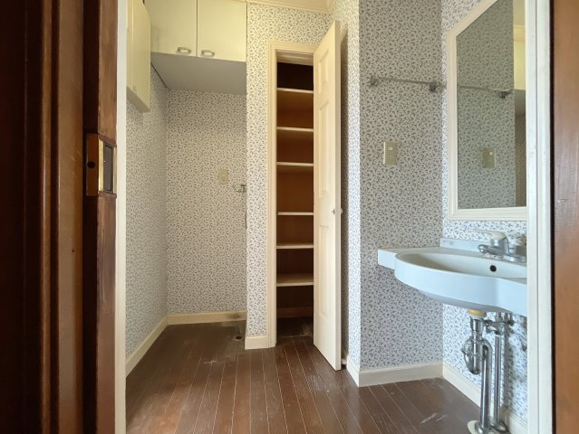 【中古戸建】太田市岩瀬川町の独立洗面台|■洗面室｜大きな鏡で朝の身支度もラクラク♪毎日の忙しい準備が楽しくなる洗面所です(^^♪