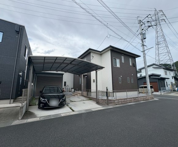 京都郡苅田町中古戸建の外観|カーポート、ガレージ付きで外構費用がお得に♪駐車台数3台♪
【苅田町　中古戸建】