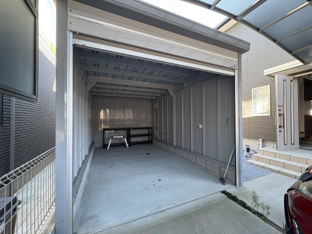 京都郡苅田町中古戸建の駐車場|シャッター付きガレージ付き！車も駐車できます♪
【苅田町　中古戸建】