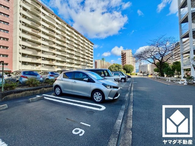 向島ニュータウン第三街区C棟の駐車場