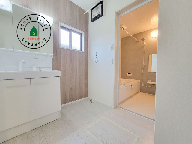 熊本市南区元三町3丁目第2-2棟（1号棟）　の脱衣所|ゆとりの洗面スペースで朝の身支度もスムーズに。暮らしを快適に変えるシャワー付洗面台です！