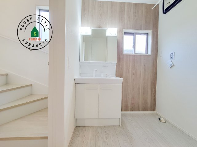 熊本市南区元三町3丁目第2-2棟（1号棟）　の独立洗面台|毎日使うものだから清潔な空間を保ちたい水回り。洗面にはそんな願いを解消させてくれる収納アイデアが満載です。三面鏡の裏側にはキャビネットが現れ小物から背の高い物まで収納できます。