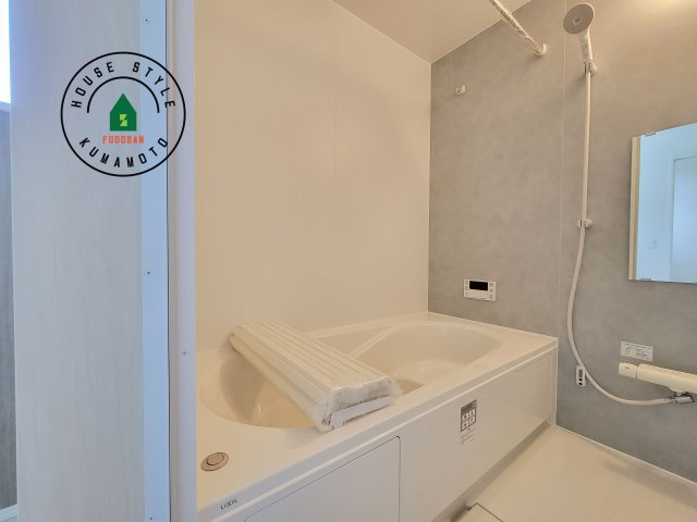 熊本市南区元三町3丁目第2-2棟（1号棟）　の浴室|ウ窓もあるので換気も安心ですね。同社仕様。1日の疲れを癒してくれる広々バスルーム。雨の日のお洗濯にも大活躍な浴室乾燥機付です！