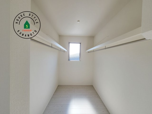 熊本市南区元三町3丁目第2-2棟（1号棟）　の収納|洋服や大きな荷物が多い方や人数の多いご家族などは、一般的なクローゼットよりもウォークインクローゼットのほうが使い勝手が良いです。