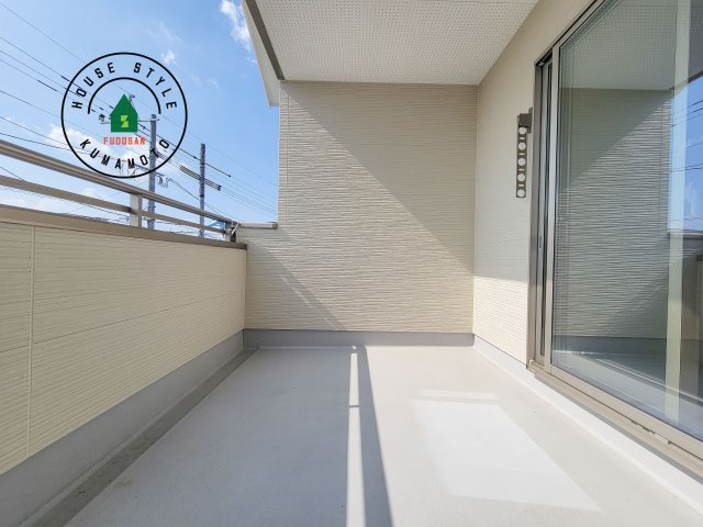 熊本市南区元三町3丁目第2-2棟（1号棟）　のバルコニー|風をしっかりと感じられるバルコニーでは、毎日が洗濯日和です。広々としているので洗濯も楽しくなるでしょうし、気分転換にバルコニーからの眺めを楽しむのもいいでしょう。