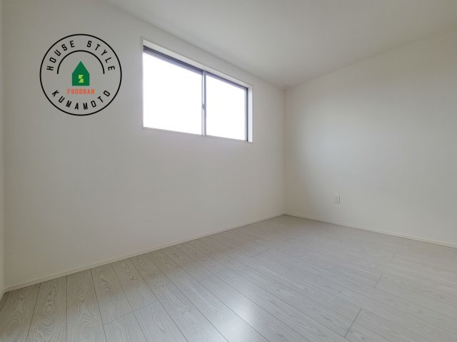 熊本市南区元三町3丁目第2-2棟（1号棟）　の洋室|柔らかい陽光が差し込む明るいお部屋を演出する設計。彩光の取れる窓が気持ちの良いお部屋を創り上げます。