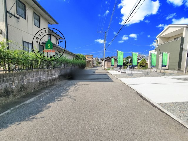 熊本市南区元三町3丁目第2-2棟（1号棟）　の前面道路含む現地写真|前面道路は閑静な住宅地をはしる車通りの少ない道路。お車の出し入れが苦手なママや小さなお子様にも安心ですね。しっかり舗装もされているので、ベビーカーや自転車で通っても快適に通行できます。