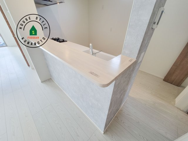 熊本市南区元三町3丁目第2-2棟（1号棟）　のダイニング|キッチンから立ち込める香りが今日の料理を期待させます。