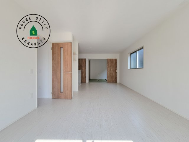 熊本市南区元三町3丁目第2-2棟（1号棟）　の居間・リビング|ご家族を近くに感じられる対面キッチンのLDK。会話もはずみそうですね。