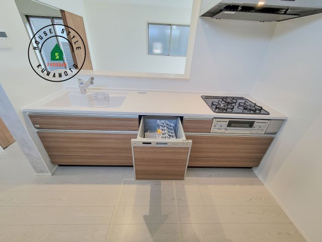 熊本市南区元三町3丁目第2-2棟（1号棟）　のキッチン|ダイニングテーブルへの配膳がラクラク、お料理はかどるカウンター付きシステムキッチン！