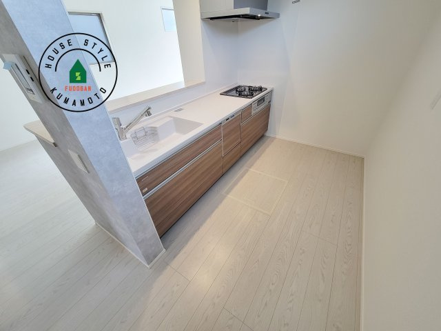 熊本市南区元三町3丁目第2-2棟（1号棟）　のキッチン|ご家族を近くに感じられる対面キッチンのLDK。会話もはずみそうですね。