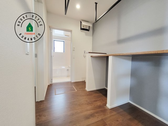 熊本市南区元三町3丁目第2-2棟（2号棟）　の脱衣所|ゆとりの洗面スペースで朝の身支度もスムーズに。暮らしを快適に変えるシャワー付洗面台です！