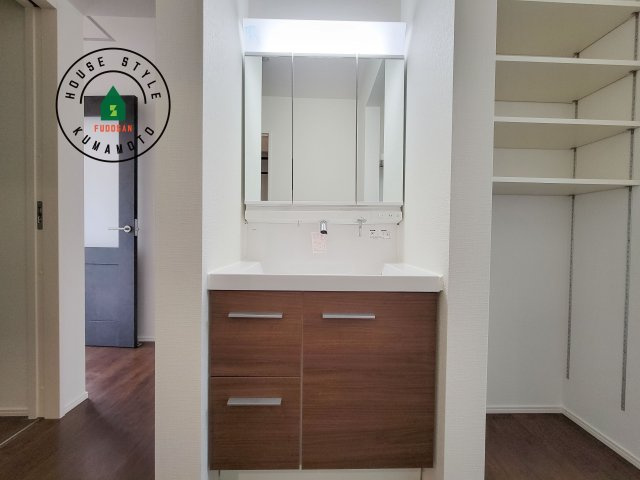 熊本市南区元三町3丁目第2-2棟（2号棟）　の独立洗面台|毎日使うものだから清潔な空間を保ちたい水回り。洗面にはそんな願いを解消させてくれる収納アイデアが満載です。三面鏡の裏側にはキャビネットが現れ小物から背の高い物まで収納できます。