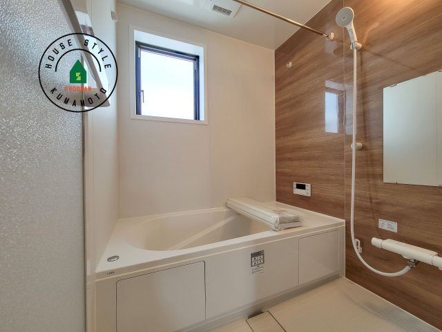 熊本市南区元三町3丁目第2-2棟（2号棟）　の浴室|ウ窓もあるので換気も安心ですね。同社仕様。1日の疲れを癒してくれる広々バスルーム。雨の日のお洗濯にも大活躍な浴室乾燥機付です！