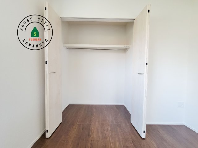 熊本市南区元三町3丁目第2-2棟（2号棟）　の収納|洋服や大きな荷物が多い方や人数の多いご家族などは、一般的なクローゼットよりもウォークインクローゼットのほうが使い勝手が良いです。