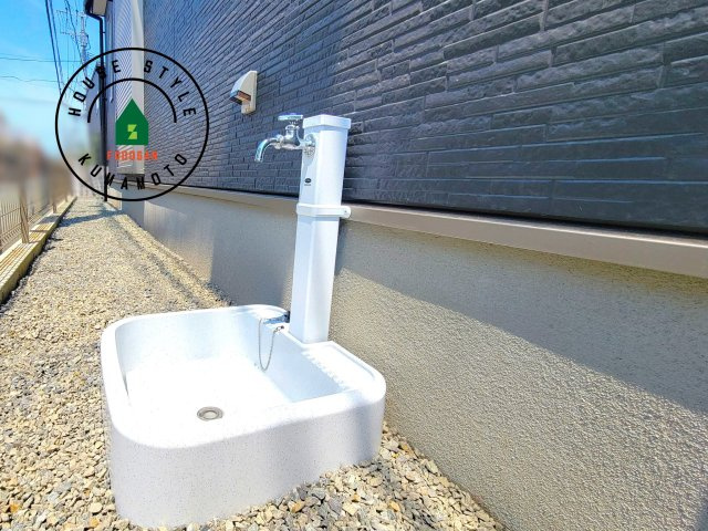 熊本市南区元三町3丁目第2-2棟（2号棟）　のバルコニー|風をしっかりと感じられるバルコニーでは、毎日が洗濯日和です。広々としているので洗濯も楽しくなるでしょうし、気分転換にバルコニーからの眺めを楽しむのもいいでしょう。