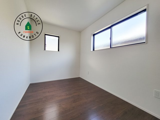 熊本市南区元三町3丁目第2-2棟（2号棟）　の洋室|柔らかい陽光が差し込む明るいお部屋を演出する設計。彩光の取れる窓が気持ちの良いお部屋を創り上げます。