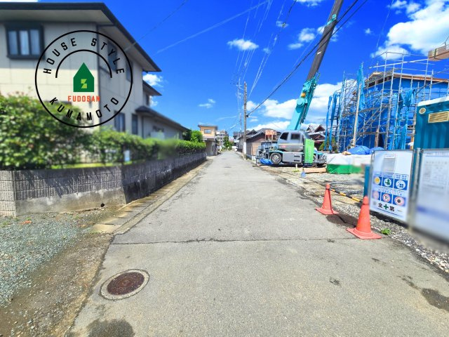 熊本市南区元三町3丁目第2-2棟（2号棟）　の前面道路含む現地写真|前面道路は閑静な住宅地をはしる車通りの少ない道路。お車の出し入れが苦手なママや小さなお子様にも安心ですね。しっかり舗装もされているので、ベビーカーや自転車で通っても快適に通行できます。