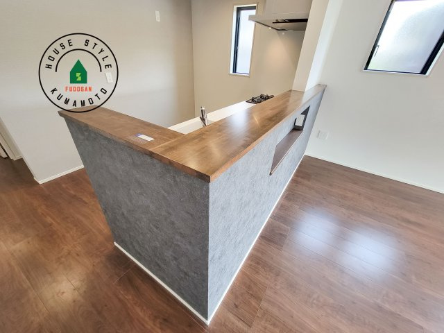 熊本市南区元三町3丁目第2-2棟（2号棟）　のダイニング|キッチンから立ち込める香りが今日の料理を期待させます。