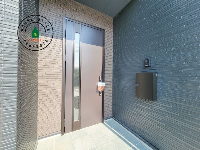 熊本市南区元三町3丁目第2-2棟（2号棟）　の玄関|おでかけの時も帰った時も、「我が家」を最初に感じでもらえる素敵な空間に。