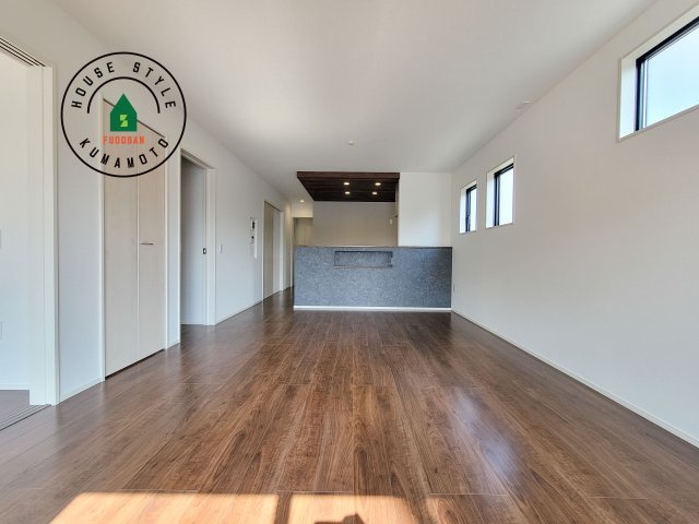 熊本市南区元三町3丁目第2-2棟（2号棟）　の居間・リビング|ご家族を近くに感じられる対面キッチンのLDK。会話もはずみそうですね。