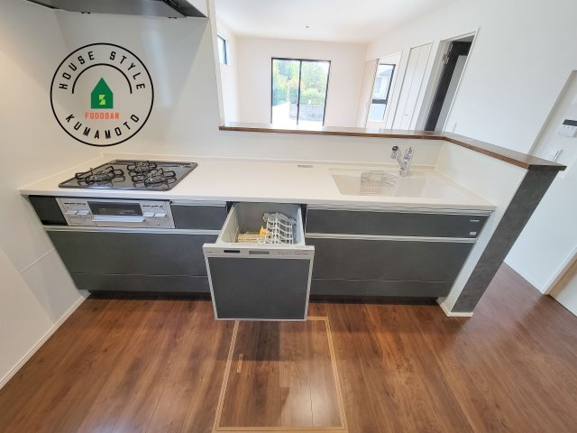 熊本市南区元三町3丁目第2-2棟（2号棟）　のキッチン|ご家族を近くに感じられる対面キッチンのLDK。会話もはずみそうですね。