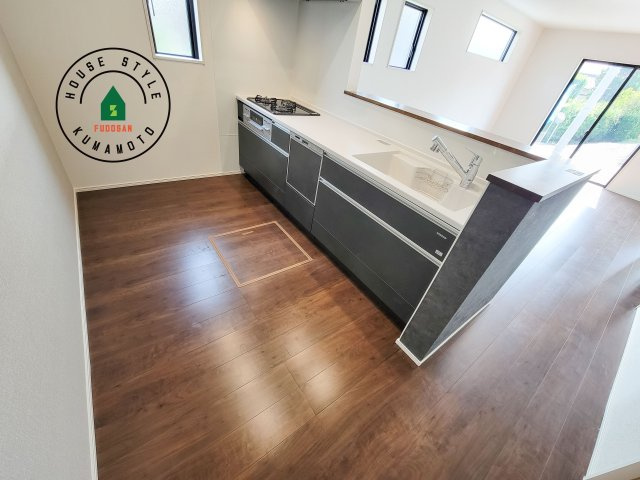 熊本市南区元三町3丁目第2-2棟（2号棟）　のキッチン|ダイニングテーブルへの配膳がラクラク、お料理はかどるカウンター付きシステムキッチン！