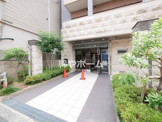 プレサンス難波幸町のエントランス|建物の内部です