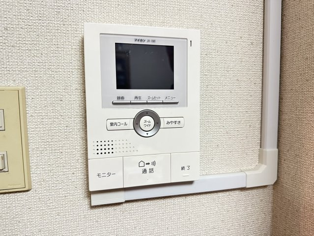 ポートアイランド住宅45号棟の防犯設備|TVモニター付きインターホンがあり、急な来客時にも安心です。
