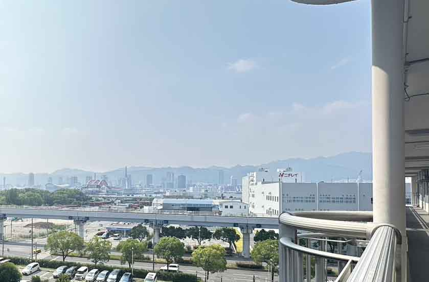 ポートアイランド住宅45号棟の展望|西側廊下からの眺望です。
◎夏には、みなと花火大会の花火を自宅の目の前から観覧する事ができます。
◎通風良好◎眺望良好