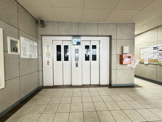 ポートアイランド住宅45号棟のその他共用部分|☆エレベーター２基有り☆
本来混み合う朝の通勤時間や、疲れて帰る帰宅時にも２基エレベーターがあるだけでスムーズに移動が可能です。