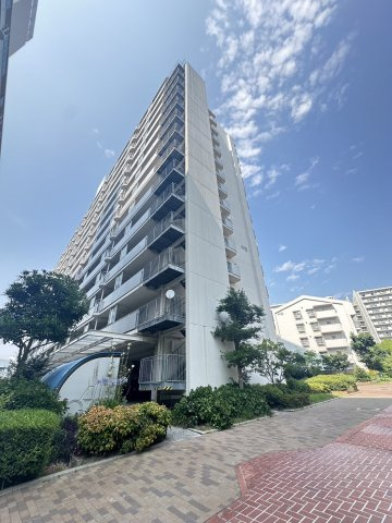 ポートアイランド住宅45号棟の外観|◎都市機能が集積する【三宮】まで３駅１５分。
交通アクセスはもちろん、ビジネス、ショッピング、グルメやレジャーなど、多彩な魅力に隣接した暮らしが実現します。