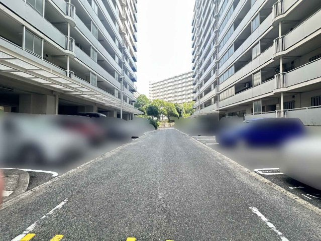 ポートアイランド住宅45号棟の駐車場|◎駐車スペースもゆったりとしており、安心して駐車する事ができます。