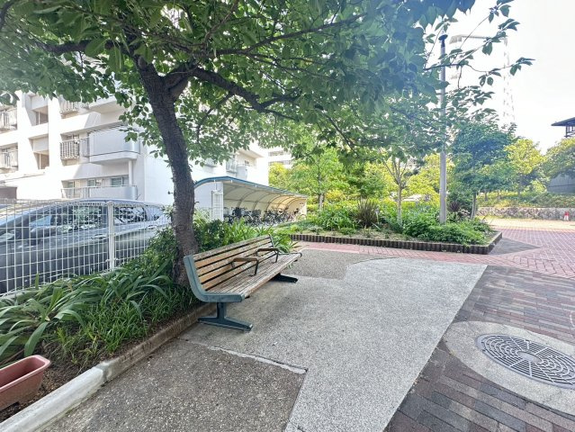 ポートアイランド住宅45号棟の周辺|物件周辺には休憩できるベンチがあります。ご家族やご近所の方と日常の出来事を会話したり等
コミュニケーションを取れる場所があります◎