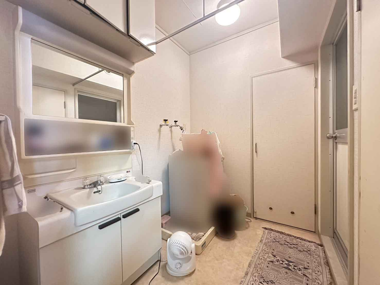 ポートアイランド住宅45号棟の脱衣所|広さにゆとりのある脱衣場です。
朝の身支度には欠かせない独立洗面台付きです。