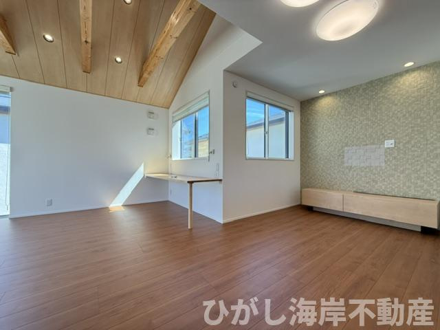 藤沢市辻堂東海岸2丁目　中古戸建の居間・リビング|新規リフォーム完了！　21帖　開放感のある吹抜のLDK