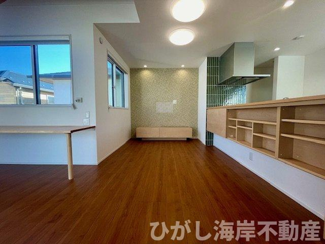 藤沢市辻堂東海岸2丁目　中古戸建の居間・リビング|新規リフォーム完了！　21帖　開放感のある吹抜のLDK