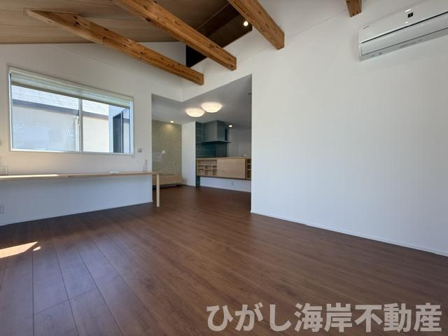 藤沢市辻堂東海岸2丁目　中古戸建の居間・リビング|新規リフォーム完了！　21帖　開放感のある吹抜のLDK