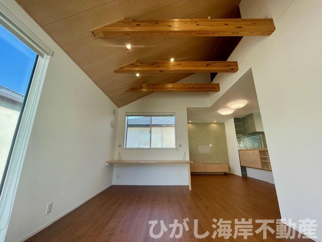 藤沢市辻堂東海岸2丁目　中古戸建の居間・リビング|新規リフォーム完了！　21帖　開放感のある吹抜のLDK