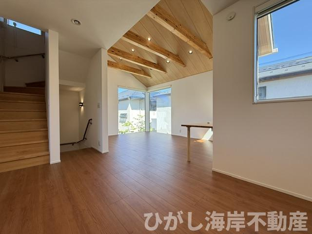 藤沢市辻堂東海岸2丁目　中古戸建の居間・リビング|新規リフォーム完了！　21帖　開放感のある吹抜のLDK