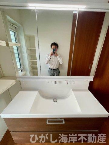 藤沢市辻堂東海岸2丁目　中古戸建の独立洗面台|三面鏡化粧台