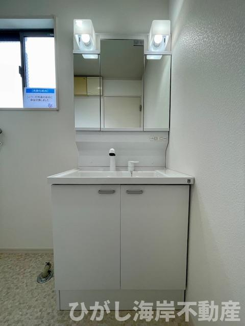 平塚市平塚３丁目　中古戸建の独立洗面台|新規リフォーム完了！　三面鏡化粧台