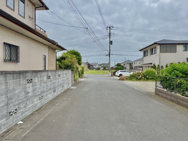 ひたちなか市大字高場中古戸建の前面道路含む現地写真