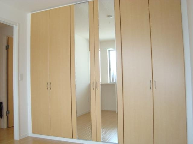 ＳＵＮ　ＨＥＩＭＥ　Ｍ＆Ｈ　Ⅱの収納|鏡付きクローゼット