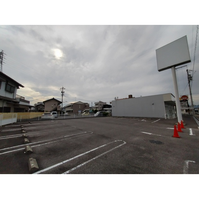 本巣郡北方町平成８丁目の店舗一部の駐車場
