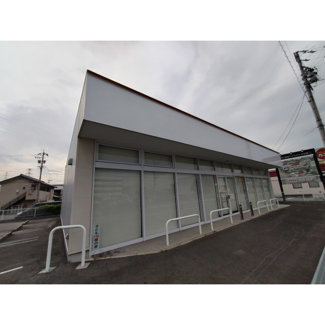 本巣郡北方町平成８丁目の店舗一部の外観