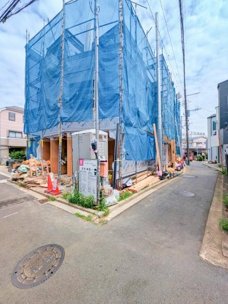 横浜市神奈川区白幡仲町の新築一戸建の前面道路含む現地写真|落ち着いた街並みになります。
是非一度、現地へお越しください。 
ご自宅までの送迎もいたします