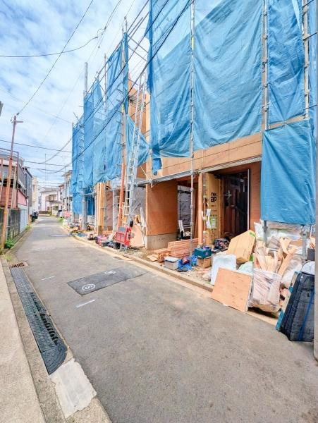 横浜市神奈川区白幡仲町の新築一戸建の前面道路含む現地写真|車通りが少ない為、小さなお子様にも安心です。
是非一度、現地へ起こしください。

