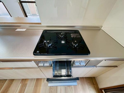 【キッチン】 | ファミールハイツ泉大津セントハーバーシティ１番館 | お料理も捗る3口コンロ付きです♪