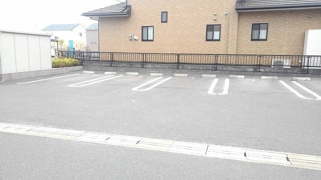 ファイン　フレイズの駐車場